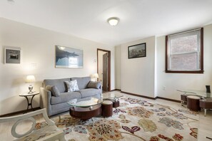 Departamento, 2 habitaciones | Área de sala de estar | Televisión