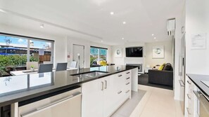 Frigorífico, microondas, horno y placa de cocina