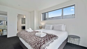 3 chambres, fer et planche à repasser, Wi-Fi, draps fournis