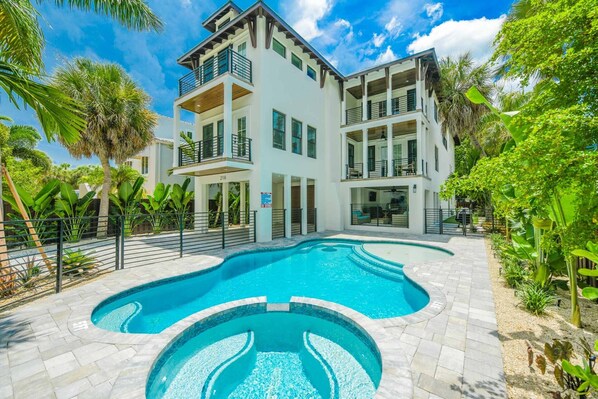A heated pool - Pool, Putting Green, Steps to Shopping, Tons of Living Space -The Shore House (Lido Key)