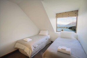 3 bedrooms, iron/ironing board, free WiFi, bed sheets - Alpine charm Earnslaw Central Views A (Queenstown)