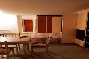 1 bedroom, bed sheets