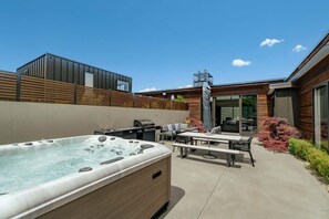 Outdoor dining - Ultimate Views Hot Tub Luxury (Queenstown)