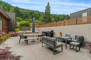 Outdoor dining - Ultimate Views Hot Tub Luxury (Queenstown)