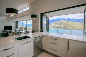 Fridge, microwave, oven, stovetop - Ultimate Views Hot Tub Luxury (Queenstown)