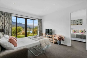 4 bedrooms, iron/ironing board, free WiFi, bed sheets - Ultimate Views Hot Tub Luxury (Queenstown)