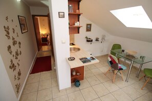 Leilighet – classic, 1 queensize-seng med sovesofa, fjellutsikt | Oppholdsområde | LCD-TV