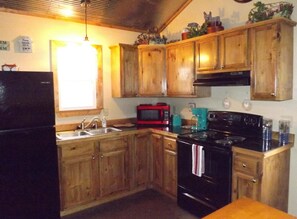 Fridge, microwave, oven, stovetop - New Cabin-Social Distance in the Ouchitas with us-Book today (Mena)