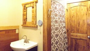 Shower, towels, toilet paper - New Cabin-Social Distance in the Ouchitas with us-Book today (Mena)