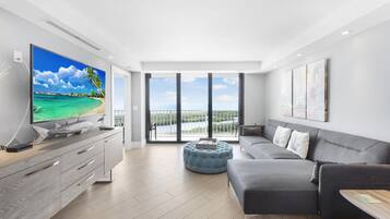 Kondominium, 1 Tempat Tidur King dengan tempat tidur Sofa (Elegant beachfront condo in private c) | Area keluarga