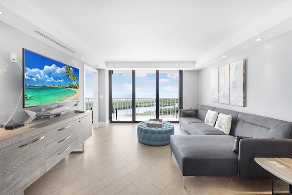 Apartment, 1 King-Bett und Schlafsofa (Elegant beachfront condo in private c) | Wohnbereich | Flachbildfernseher