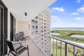 Apartment, 1 King-Bett und Schlafsofa (Elegant beachfront condo in private c) | Unterkunftsgelände