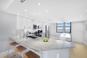 Condo, 1 cama King e sofá-cama (Elegant beachfront condo in private c) | Cozinha privada | Geladeira, micro-ondas, fogão, cooktop
