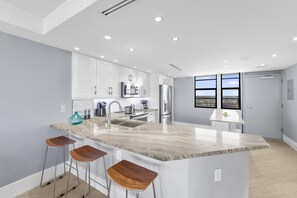 Apartment, 1 King-Bett und Schlafsofa (Elegant beachfront condo in private c) | Eigene Küche | Kühlschrank, Mikrowelle, Ofen, Herdplatte