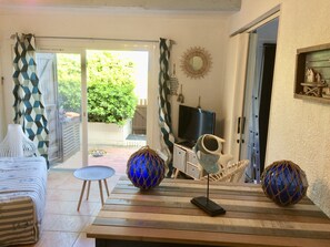 TV, stereo - Apartment Feet in the water conditioning (4/6 pers) (CAP D'Agde)