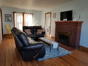 スマートテレビ、暖炉、DVD プレーヤー、テーブルサッカー台