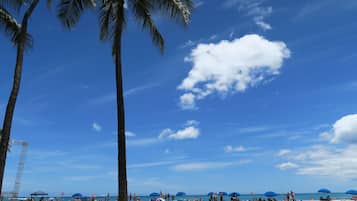 Beach nearby, sun-loungers, beach towels