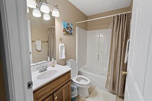 Douche, serviettes fournies, papier toilette
