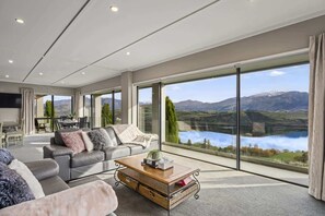 TV - Premium location - Lake Hayes Luxury Residence (Lake Hayes Estate)