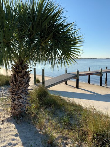 Soundside Retreat: una propiedad familiar de 2 acres con playa privada en aguas tranquilas