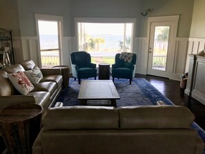 TV, books, stereo - A Santa Rosa Sound Waterfront home on 2 acres with a private beach and 200’ dock (Mary Esther)