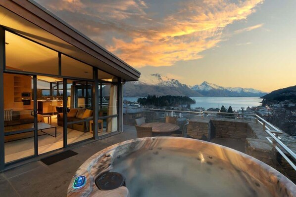 Outdoor spa tub