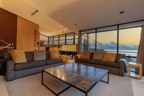 TV, fireplace - The Haddens - Queenstown's #1 Holiday Home (Queenstown)