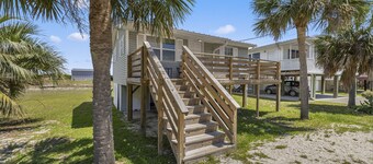 Beach Cottage - Amazing Beach Location! Walk to the beach!