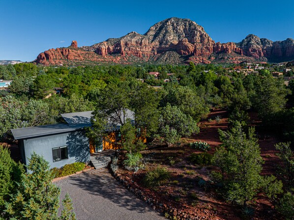 Exterior - Sedona Zen House: Spacious 3BR luxury home with panoramic red rock views. (Sedona)