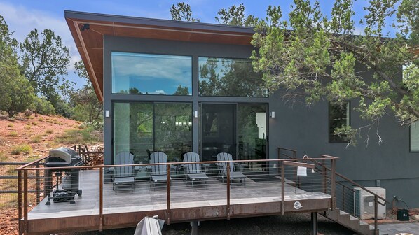 Terrace/patio - Sedona Zen House: Spacious 3BR luxury home with panoramic red rock views. (Sedona)