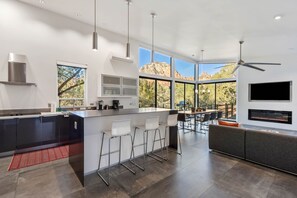 Fridge, microwave, oven, stovetop - Sedona Zen House: Spacious 3BR luxury home with panoramic red rock views. (Sedona)