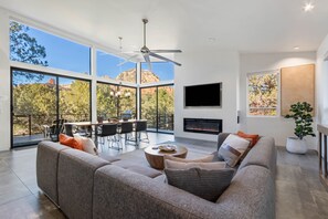 Smart TV, fireplace