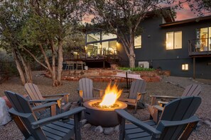 Property grounds - Sedona Zen House: Spacious 3BR luxury home with panoramic red rock views. (Sedona)
