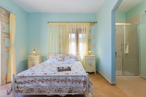 3 bedrooms, in-room safe, iron/ironing board, free WiFi