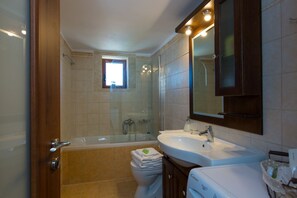 Une salle de bain moderne avec une baignoire, une douche et un lavabo.