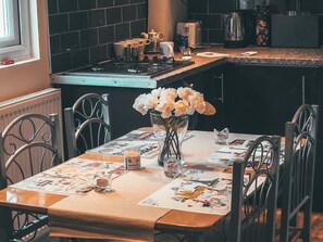 In-room dining - Comfortable serviced flat in London City Centre (London)