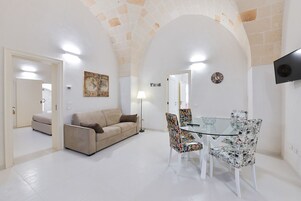 Apartamento Confort | Sala de estar | Una televisión de pantalla plana
