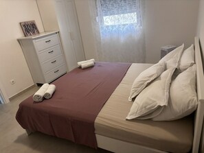 1 habitación, tabla de planchar con plancha, wifi gratis y ropa de cama 