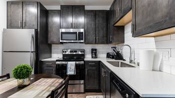 Full-sized fridge, microwave, oven, stovetop