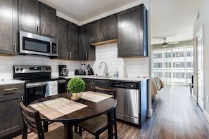 Refrigerador con congelador, microondas, horno y parrilla de estufa