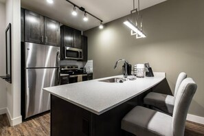 Departamento ejecutivo, 1 habitación, para no fumadores | Cocina privada | Refrigerador con congelador, microondas, horno y parrilla de estufa