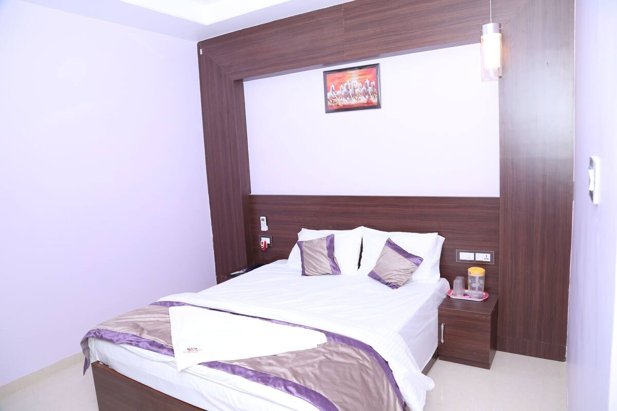1 bedroom, Egyptian cotton sheets, premium bedding, memory-foam beds