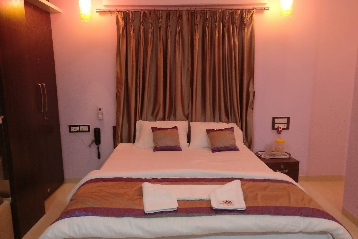 1 bedroom, Egyptian cotton sheets, premium bedding, memory-foam beds