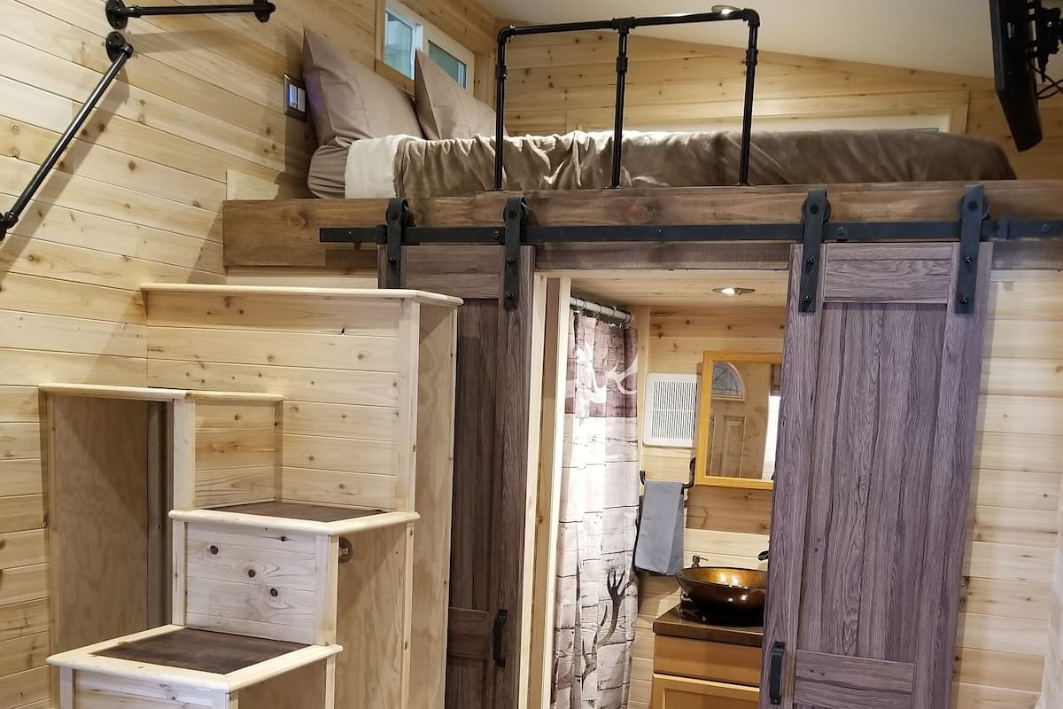 Maison mobile Deluxe, Plusieurs lits, vue sur la colline | Aire de séjour | Téléviseur connecté, lecteur de DVD