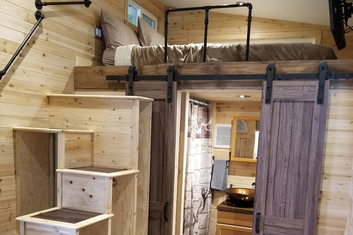 Mobil Karavan Deluks, Beberapa Tempat Tidur, pemandangan bukit | Area keluarga | Smart TV dan pemutar DVD