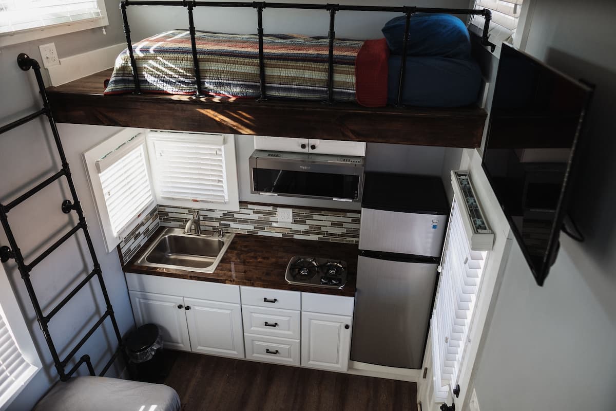 Kamar Double, Beberapa Tempat Tidur, pemandangan bukit | Dapur pribadi | Lemari es, microwave, kompor, dan peralatan masak/sendok-piring