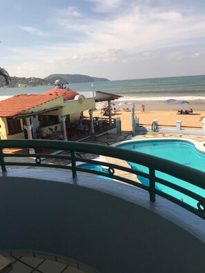 Piscine extérieure, parasols de plage