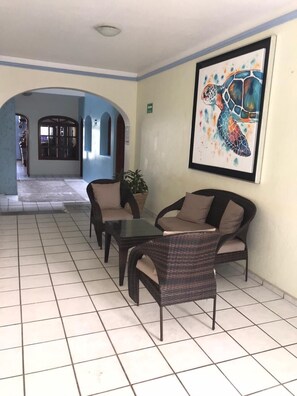 Habitación junior | Área de sala de estar | Televisión 