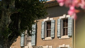 A building with multiple windows and shutters, surrounded by trees. - Pélissanne in Provence (Pélissanne)