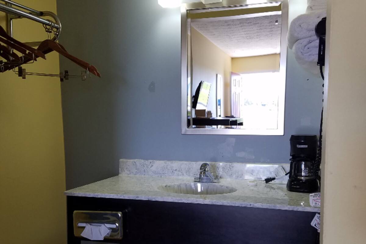 Combined shower/tub, towels